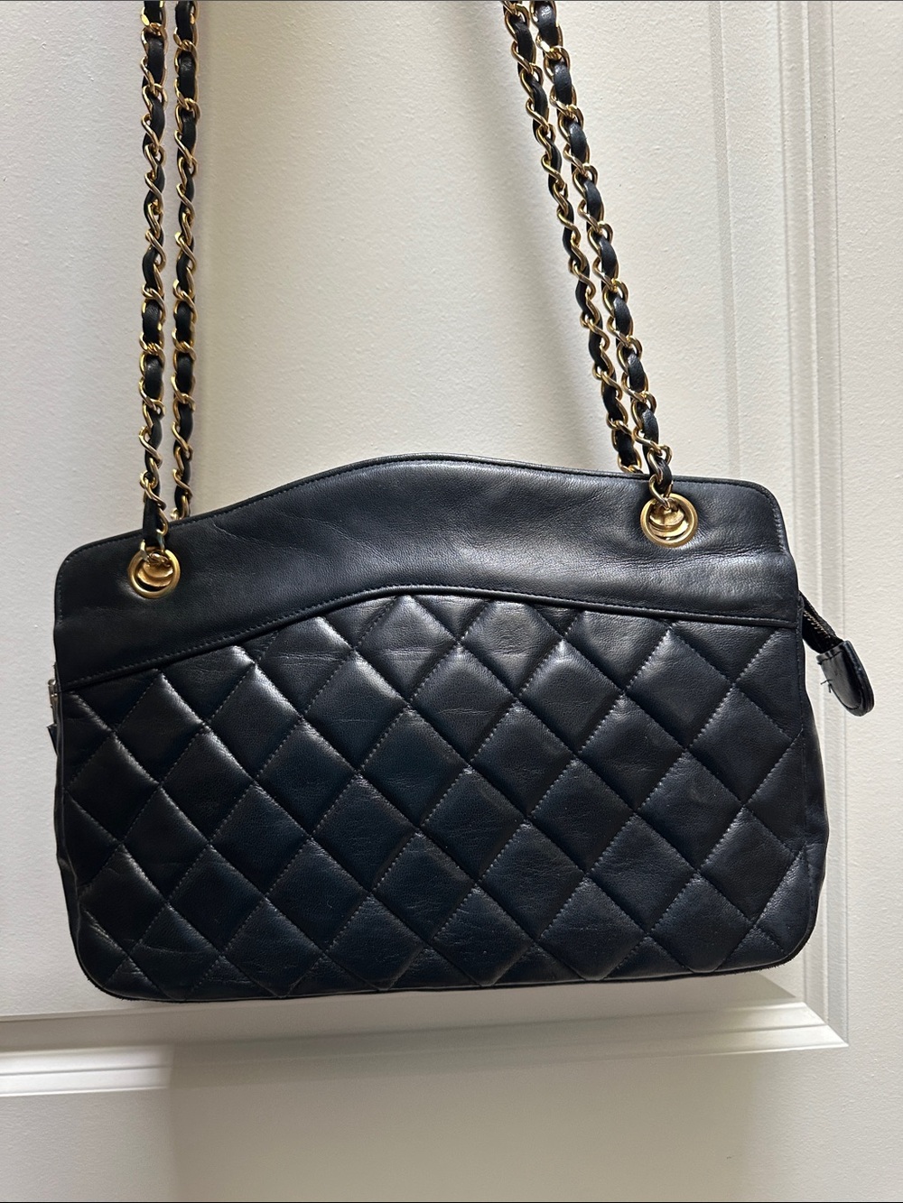 Elegant Black Vintage 100% Authentic Chanel Quilted Shoulder Bag